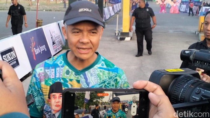 Gubernur Jateng Ganjar Pranowo melepas peserta Tour de Borobudur 2023, Sabtu (5/8/2023). Start hari pertama para peserta di Puro Mangkunegaran.