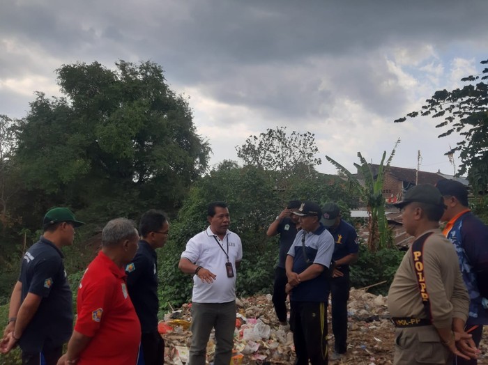 Kadis LH Gede Melandrat saat menyambangi lokasi gunungan sampah plastik yang viral di media sosial ternyata di Desa Ringdikit, Kecamatan Seririt, Kabupaten Buleleng, Jumat (4/8/2023).