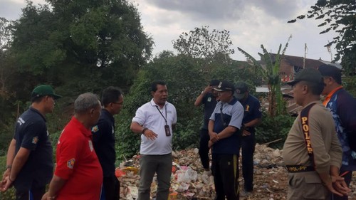 Kadis LH Gede Melandrat saat menyambangi lokasi gunungan sampah plastik yang viral di media sosial ternyata di Desa Ringdikit, Kecamatan Seririt, Kabupaten Buleleng, Jumat (4/8/2023).