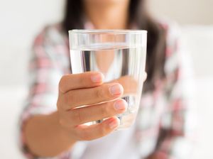 Heboh Larangan Minum Sehabis Makan, Dokter: Justru Bikin Lancar Pencernaan