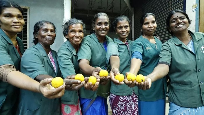 India: Para perempuan petugas kebersihan menang lotre Rp18,3 miliar
