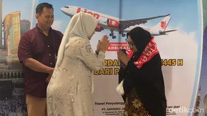 Jemaah umrah dari Sumbar saat dilepas di Bandara Internasional Minangkabau. (Jeka Kampai/detikSumut)