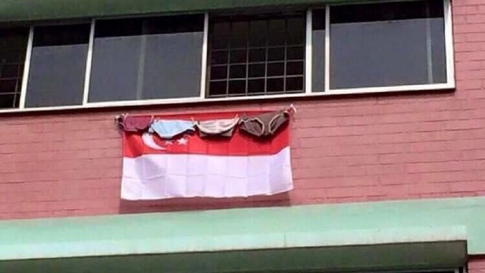 Jemur pakaian di atas Bendera Singapura/Complaint Singapura- via Asiaone