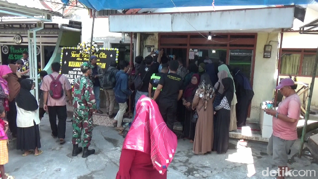 Jenazah mahasiswa UI dibunuh senior tiba di rumah duka di Tompokersan, Kabupaten Lumajang.