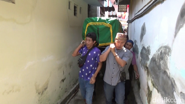 Jenazah mahasiswa UI dibunuh senior tiba di rumah duka di Tompokersan, Kabupaten Lumajang.