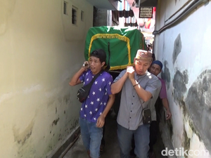 Jenazah Mahasiswa UI yang Dibunuh Senior Tiba di Rumah Duka Lumajang