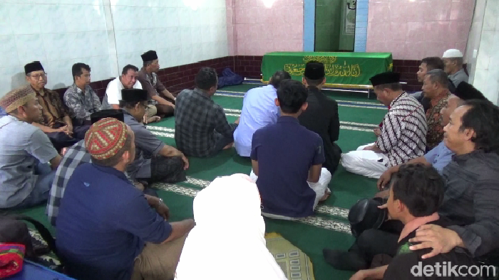 Jenazah mahasiswa UI dibunuh senior tiba di rumah duka di Tompokersan, Kabupaten Lumajang.