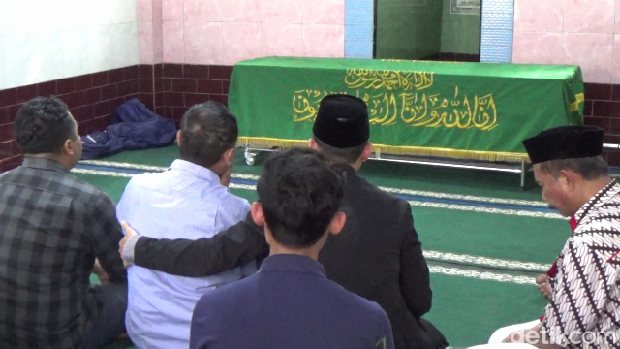 Jenazah mahasiswa UI dibunuh senior tiba di rumah duka di Tompokersan, Kabupaten Lumajang.