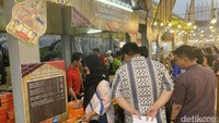 Srabi Notosuman khas Solo ini menjadi salah satu dari 100 tenant makanan yang paling laris di JF3 Food Festival 2023. Pembeli tak berhenti memadati penjual srabi ini. Foto: detikFood/Yenny Mustika Sari