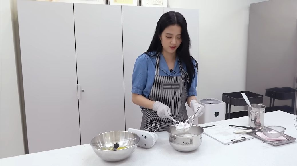 Jisoo BLACKPINK belajar baking bikin souffle pancake