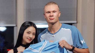 7 Foto Jisoo BLACKPINK & Erling Haaland, Pamer Jersey dan Joget Lagu FLOWER