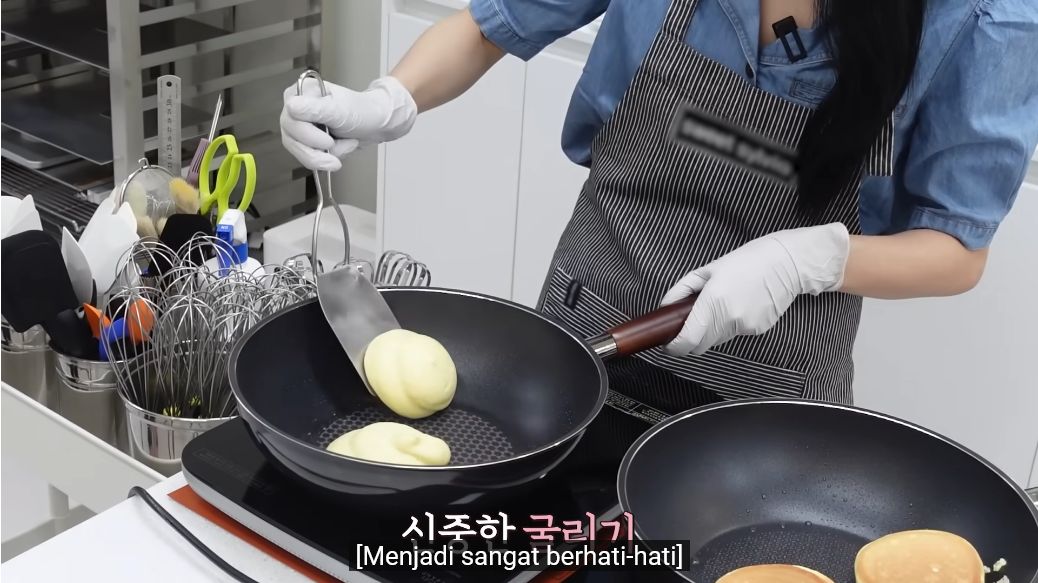 Jisoo BLACKPINK belajar baking bikin souffle pancake