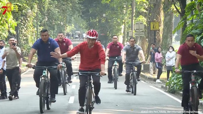 Jokowi Isi Akhir Pekan Bersepeda di Kebun Raya Bogor, Sapa Warga (Tangkapan Layar YouTube Sekretariat Presiden)