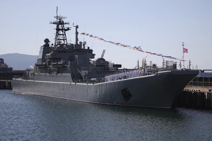 Kapal perang Rusia, Olenegorsky Gornyak, saat berlabuh di pangkalan laut Novorossiysk dalam foto pada Juli lalu. (AP Photo)