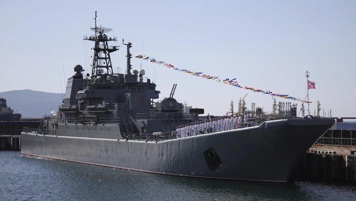 Kapal perang Rusia, Olenegorsky Gornyak, saat berlabuh di pangkalan laut Novorossiysk dalam foto pada Juli lalu. (AP Photo)