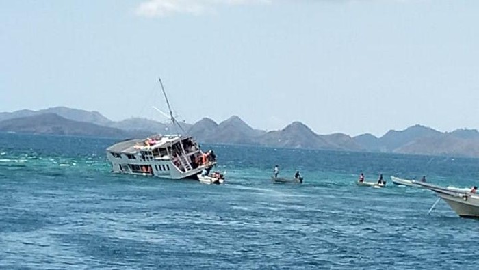 Kapal wisata KM Duta Samota dikabarkan menabrak karang di perairan Labuan Bajo, tak jauh dari Taman Nasional Komodo, Manggarai Barat, Nusa Tenggara Timur (NTT), Sabtu (5/8/2023). (Foto: Istimewa)
