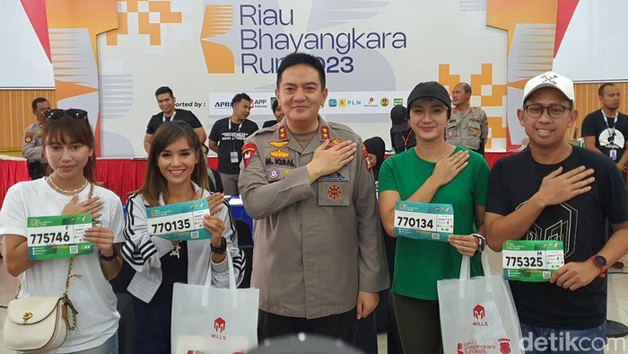 Kapolda Riau Irjen Mohammad Iqbal dan dua pelari cantik saat penyerahan Race Pack (Raja Adil Siregar/detikSumut)