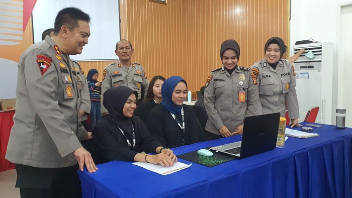 Kapolda Riau mengecek pembagian race pack di Mako Brimob Polda Riau (Raja Adil Siregar/detikSumut)