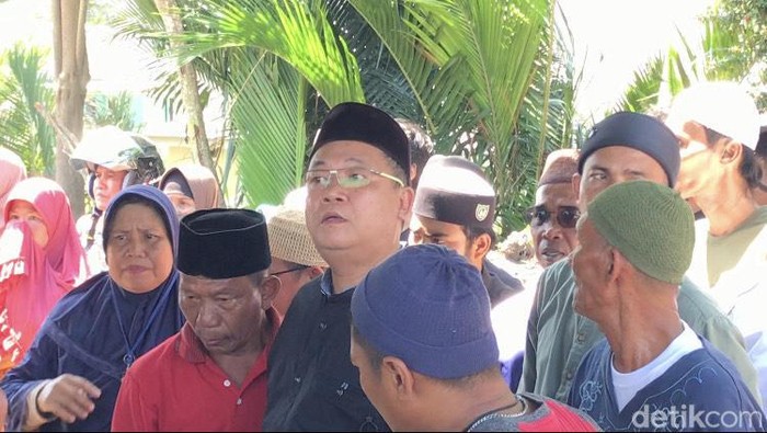 Keluarga Redho, mahasiswa UMY korban mutilasi, saat pemakaman di Pangkalpinang.