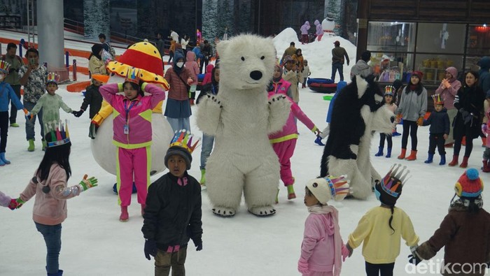Kemeriahan ulang tahun pertama Trans Snow World Surabaya