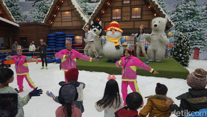Kemeriahan ulang tahun pertama Trans Snow World Surabaya