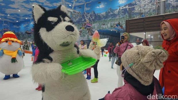 Kemeriahan ulang tahun pertama Trans Snow World Surabaya