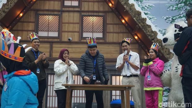 Kemeriahan ulang tahun pertama Trans Snow World Surabaya