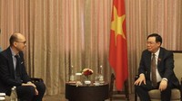 Co-Founder Traveloka Albert (kiri) berbincang dengan Chairman of the National Assembly of Vietnam, Vuong Dinh Hue di sela kunjungannya pada konferensi ASEAN Inter-Parliamentary Assembly (AIPA), di Jakarta, Sabtu (5/8/2023).