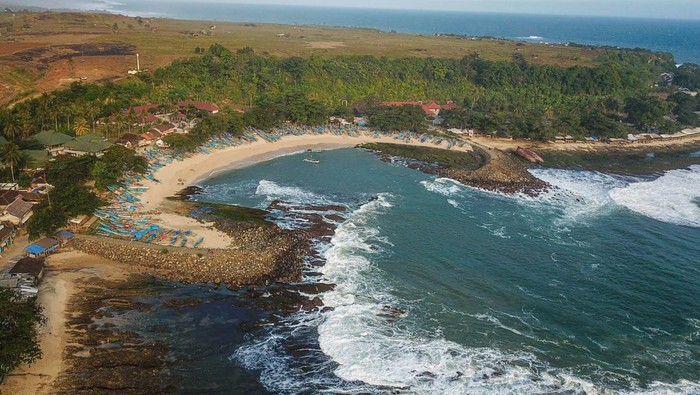 Wisatawan menunggu matahari terbenam di Kawasan Wisata Puncak Guha, Kabupaten Garut, Jawa Barat, Sabtu (5/8/2023). Pemerintah Provinsi Jawa Barat melalui Dinas Pariwisata dan Kebudayaan Jawa Barat mengatakan, pengembangan potensi pariwisata Ciayumajakuning dan Jabar Selatan menjadi fokus Pemerintah Provinsi Jawa Barat pada 2023, guna menggenjot perekonomian masyarakat melalui sektor pariwisata terutama di sepanjang jalur pantai Jabar Selatan. ANTARA FOTO/Raisan Al Farisi/aww.