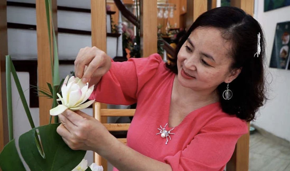 Keren! Seniman Vietnam Pahat Pepaya Muda Jadi Bunga Krisan hingga Peony