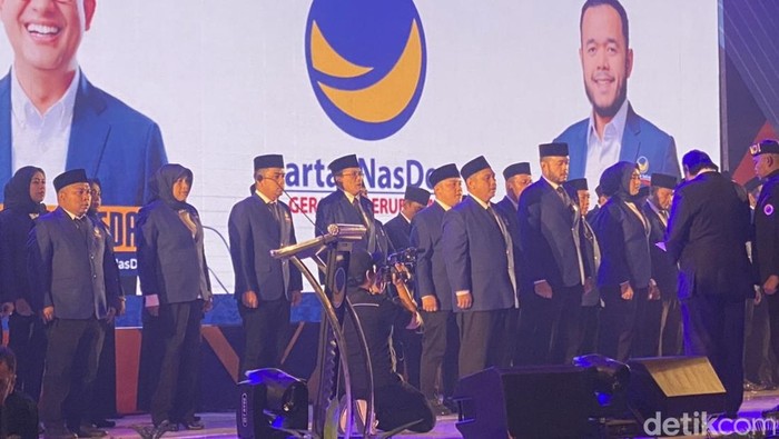 Ketua Umum NasDem Surya Paloh melantik pengurus DPW NasDem Sumbar