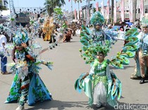 Ratusan Pelajar Lenggak-lenggok di Jember Fashion Carnival
