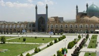 Masjid Shah berada di kompleks alun-alun Naqsh-e Jahan (Meidan Emam). Tepatnya di sisi selatan dan miring menghadap Makkah. Foto: UNESCO