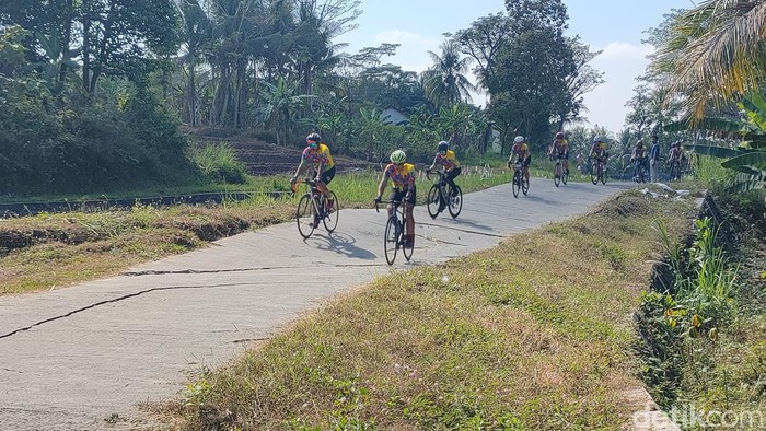 Kondisi jalan inspeksi yang rusak di Dusun Sentul, Kalurahan Banjararum, Kapanewon Kalibawang, Kulon Progo, Sabtu (5/8/2023).