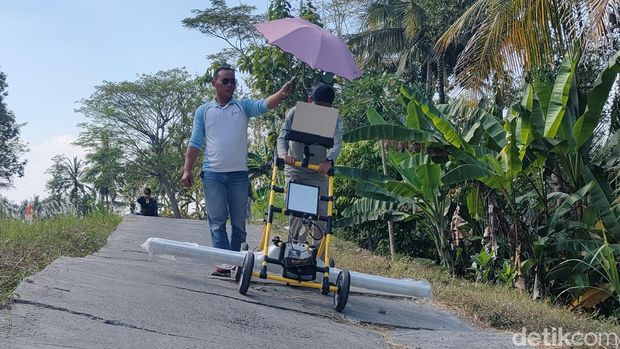 Kondisi jalan inspeksi yang rusak di Dusun Sentul, Kalurahan Banjararum, Kapanewon Kalibawang, Kulon Progo, Sabtu (5/8/2023).