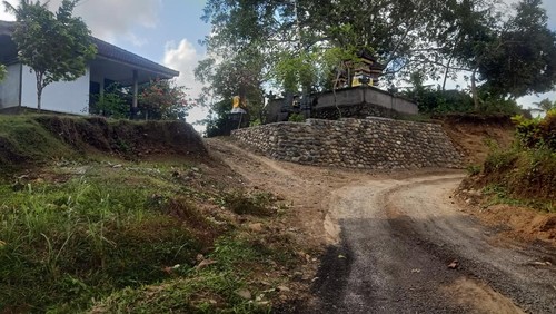 Kondisi jalan menuju lokasi galian C di Banjar Ketiman, Desa Manistutu, Kecamatan Melaya, Kabupaten Jembrana, Bali, Sabtu (5/8/2023). (I Putu Adi Budiastrawan/detikBali)