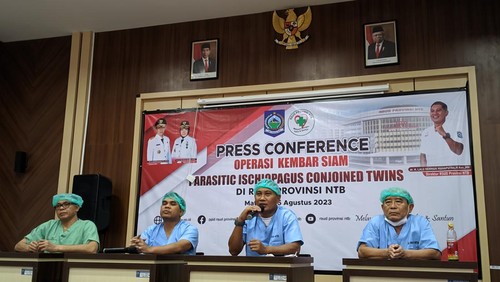 Direktur RSUP NTB dr. Lalu Herman Mahaputra bersama tim operasi bayi kaki enam Muhammad Karunia di RSUP NTB, Sabtu (5/8/2023). (Ahmad Viqi/detikBali)