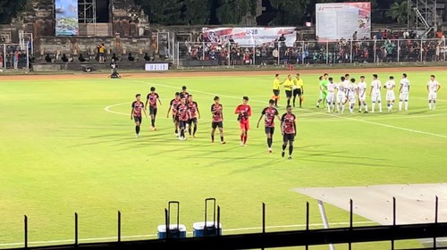 Laga persahabatan antara Garuda United melawan Kashima Antlers di Stadion I Gusti Ngurah Rai, Denpasar, Bali, Sabtu malam (5/8/2023). (Rizki Setyo Samudero/detikBali)
