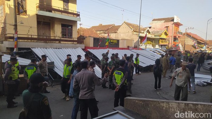 Lapak di luar Pasar Muntilan Magelang dibongkar, Sabtu (5/8/2023).