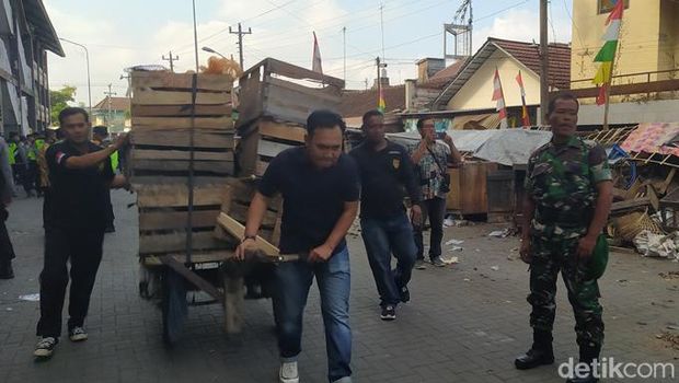 Lapak di luar Pasar Muntilan Magelang dibongkar, Sabtu (5/8/2023).