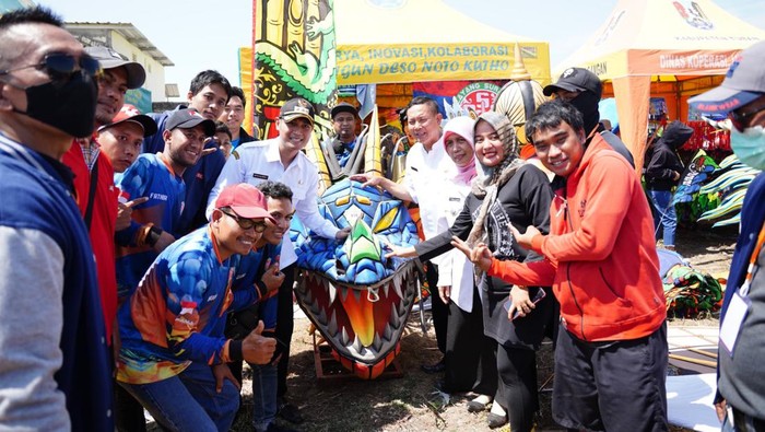 lomba layang-layang naga di tuban