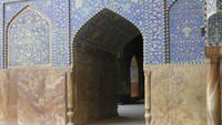 Masjid Shah yang juga dikenal dengan Masjid Kerajaan atau Masjid Imam merupakan contoh paling terkenal dari arsitektur penuh warna era Dinasti Safawi. Dinasti ini berperan penting dalam sejarah Iran. Foto: UNESCO
