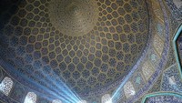 Masjid Shah mulai dibangun pada 1611 di bawah kepemimpinan Shah Abbas. Interior masjid ini dipenuhi dengan ukiran. Ragam warna biru pada dinding keramik interior dan eksterior menjadi ciri khas masjid ini. Foto: OUR PLACE The World Heritage Collection