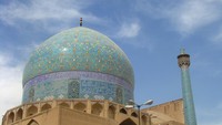 Arsitektur menonjol lainnya dari Masjid Shah adalah kubah besar berwarna biru kehijauan. Di bagian tengah terdapat kaligrafi melingkar berwarna ungu. Jika berbicara di bawah kubah, suaranya akan terdengar jelas oleh siapapun di dalamnya. Foto: Sorush Angabini