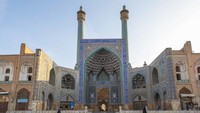 Gerbang masuk masjid dibuat menjulang tinggi diapit dua menara. Ukiran kaligrafi dengan didominasi warna biru menghiasi bangunan ini. Foto: Ko Hon Chiu Vincent