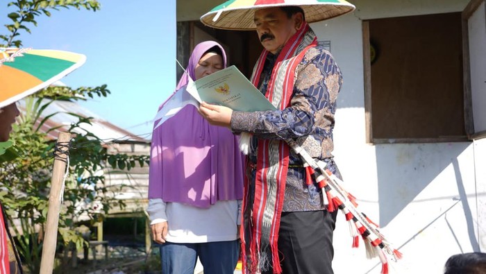Menteri ATR/BPN Hadi Tjahjanto memberikan sertifikat kepada warga di Kutai Kartanegara.