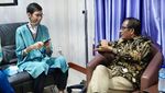 Momen Mahfud Md Jenguk Sultan Korban Kabel Menjuntai di RS Polri