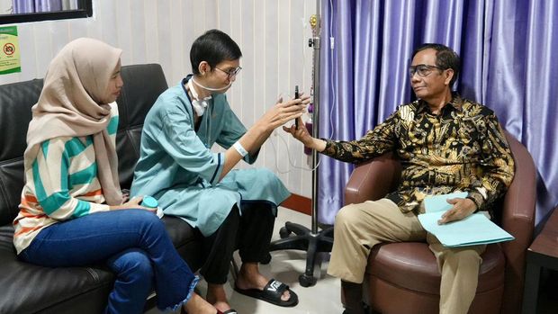 Mahfud Md menjenguk Sultan di RS Polri Kramat Jati, Jakarta, Jumat (4/8/2023). Mahfud turut bertemu dengan keluarga Sultan yang menunggu di ruang rawat inap.