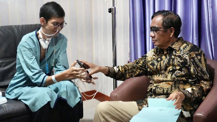 Momen Mahfud Md Jenguk Sultan Korban Kabel Menjuntai di RS Polri Mahfud Md menjenguk Sultan di RS Polri Kramat Jati, Jakarta, Jumat (4/8/2023). Mahfud turut bertemu dengan keluarga Sultan yang menunggu di ruang rawat inap.