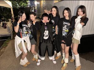 Potret NewJeans Bareng Billie Eilish-Finneas di Lollapalooza